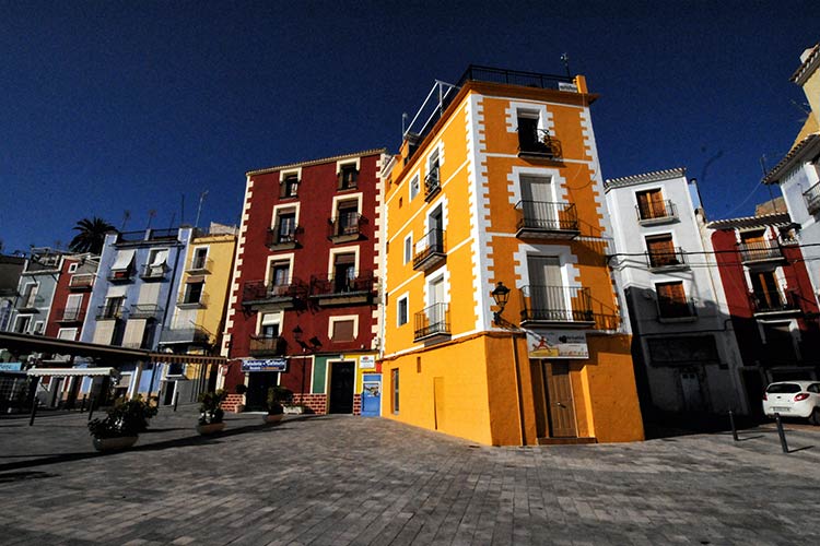 Casas de colores frente al mar