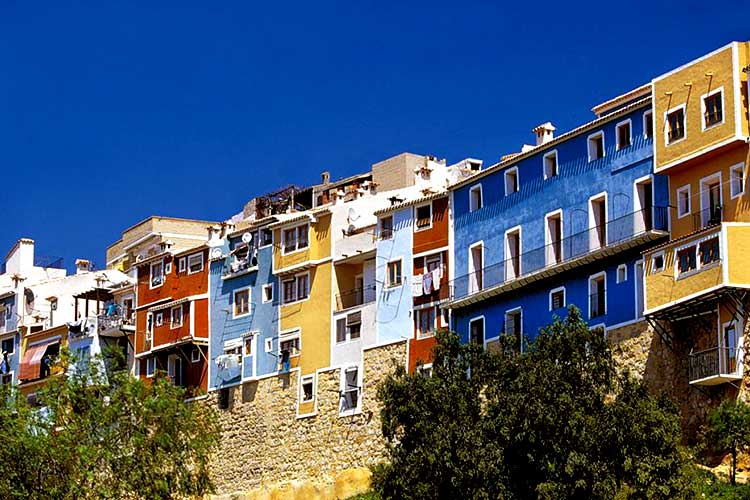 Casas de colores sobre el río