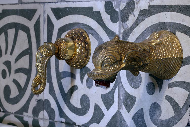 Detalle de la grifería de un baño